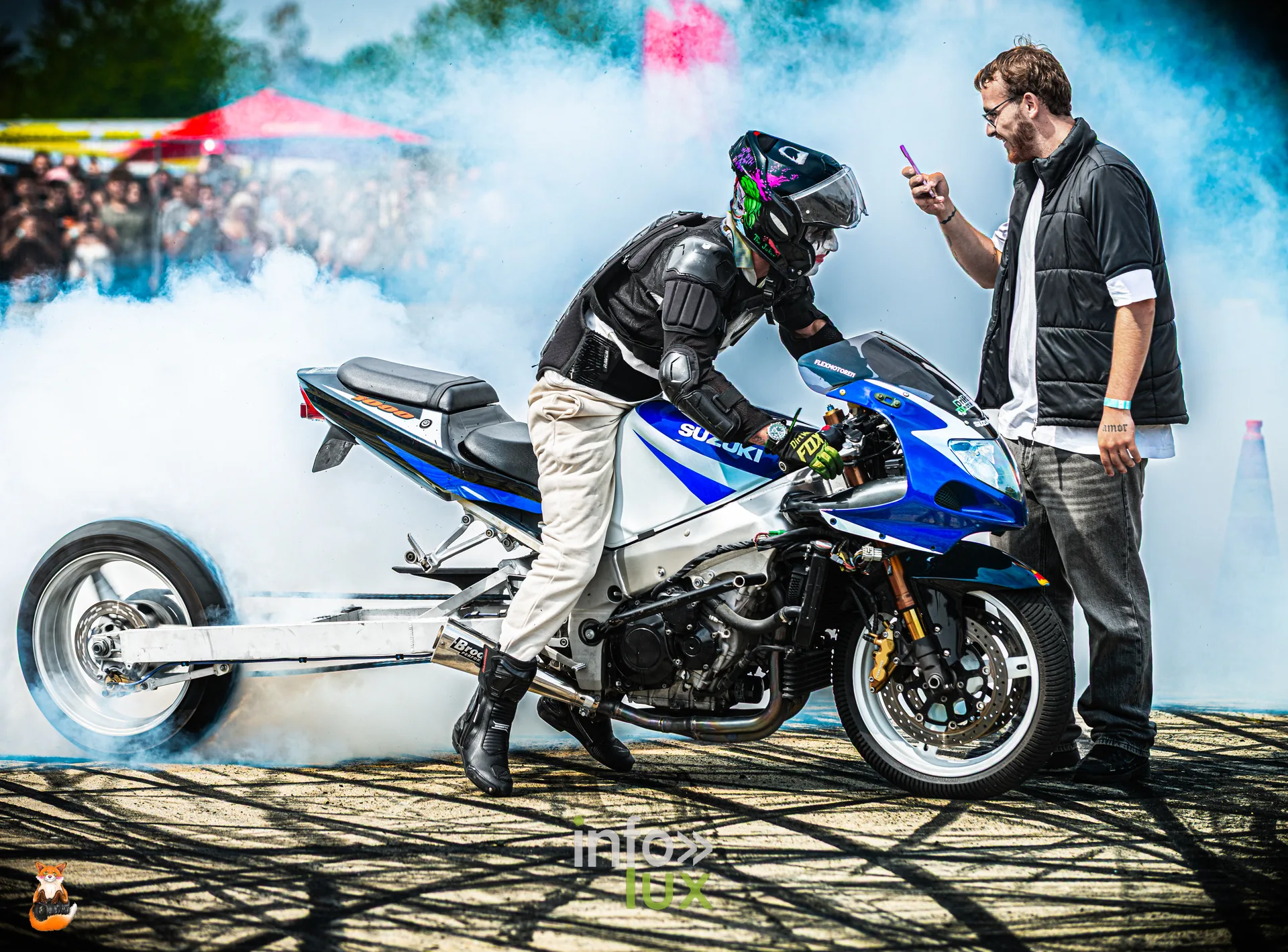 Pilote en plein burn out entoure de fumee devant le public du RMP Event de Mons