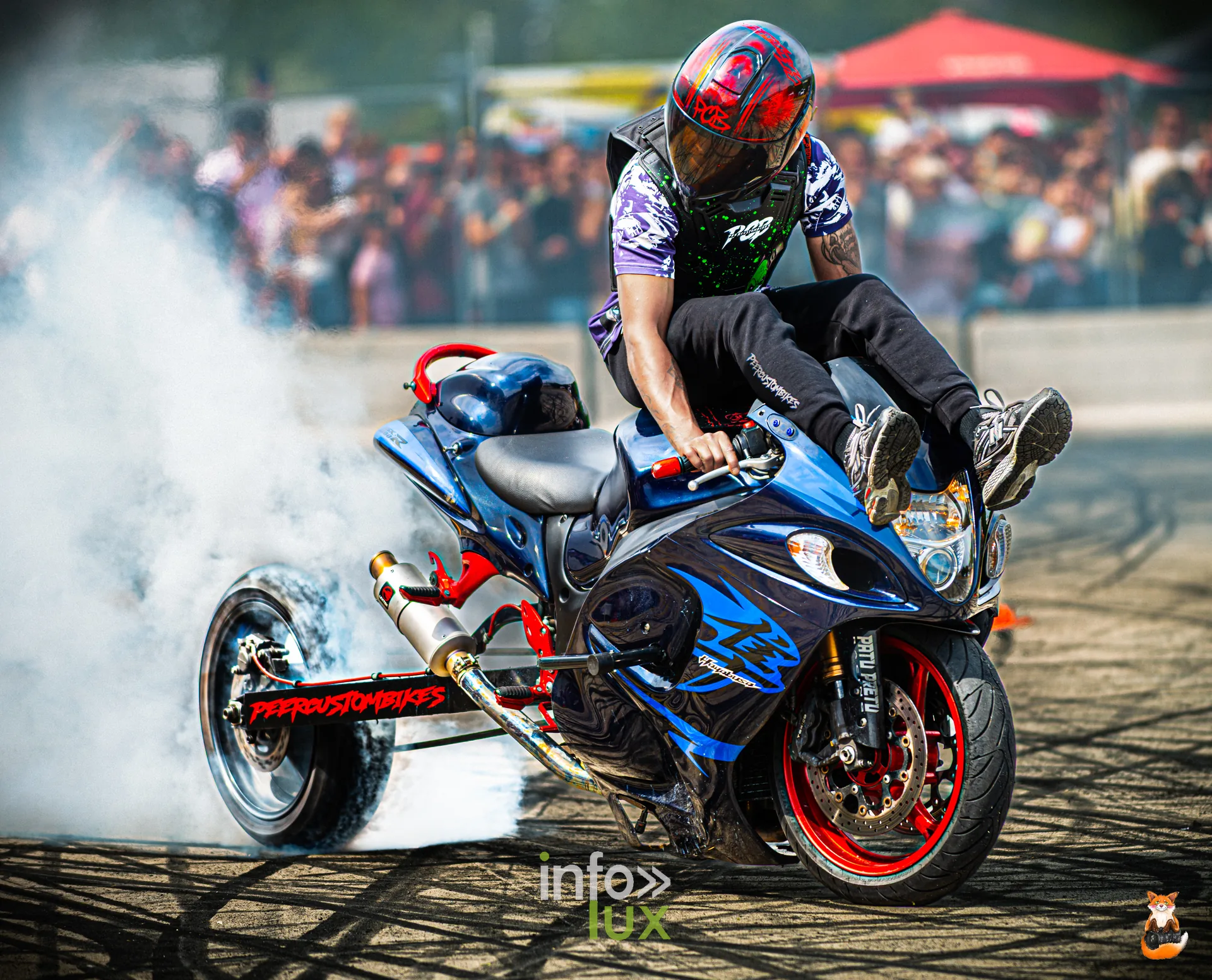 Burn out d une moto Suzuki bleue dans un nuage de fumee au RMP Event de Mons