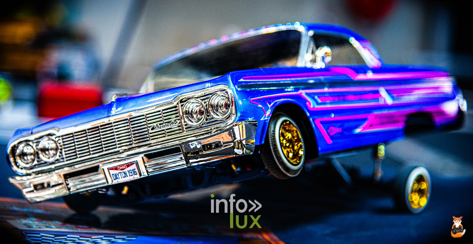Chevrolet Impala lowrider bleue metallisee exposee au RMP Event de Mons