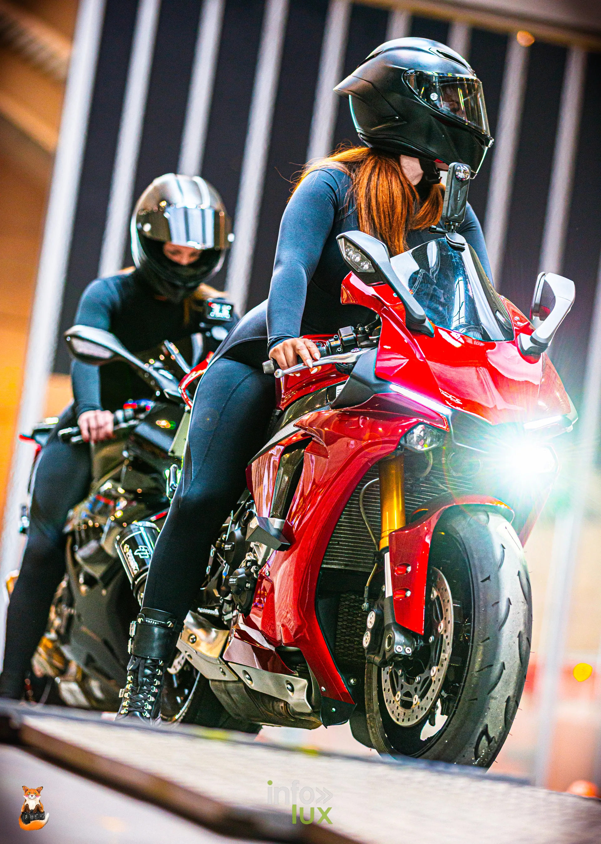 Deux motards casques sur une sportive rouge au RMP Event de Mons