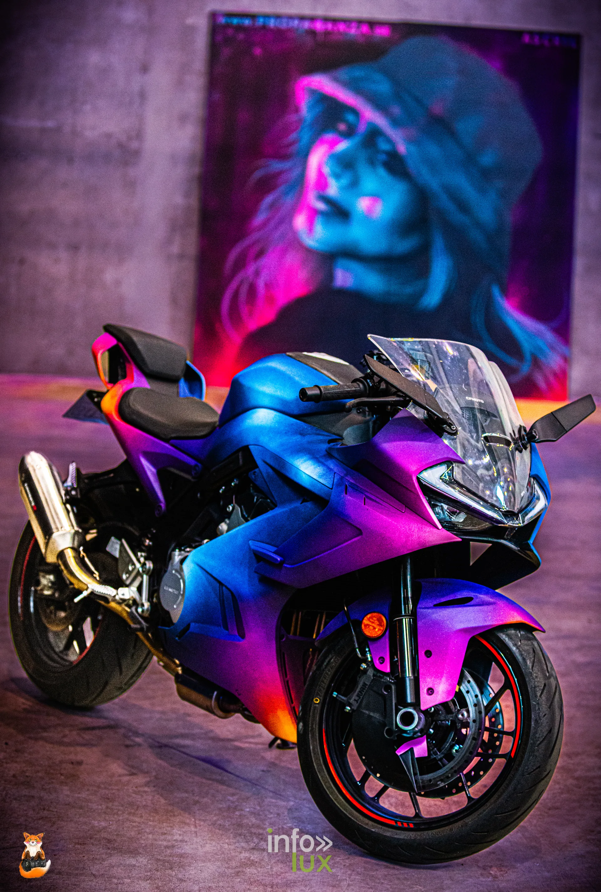 Moto sportive eclairee aux neons devant une fresque graffiti au RMP Event de Mons