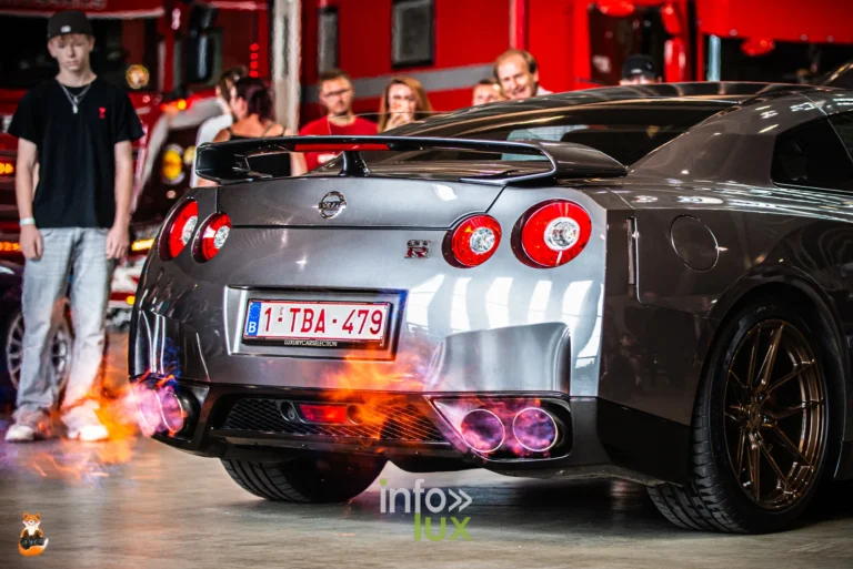 Nissan GT-R crachant des flammes a l echappement devant le public du RMP Event de Mons