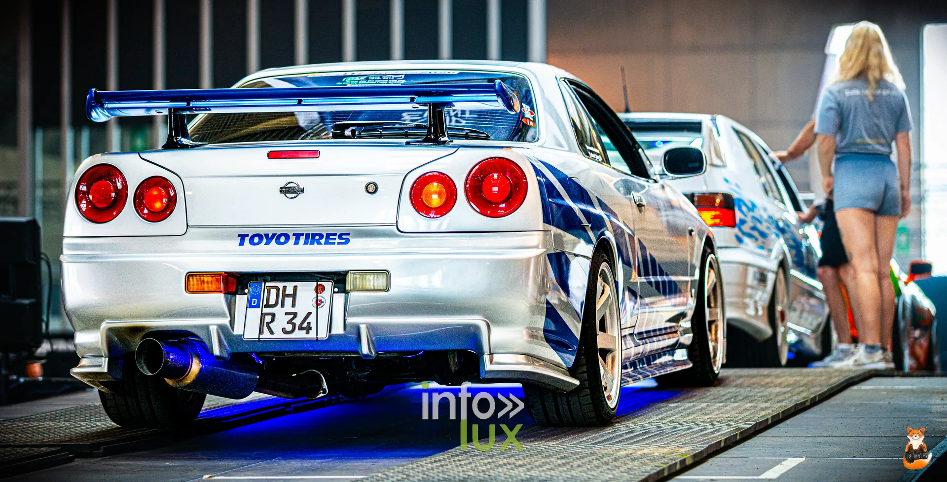 Nissan Skyline R34 blanche vue de trois quarts arriere au RMP Event de Mons