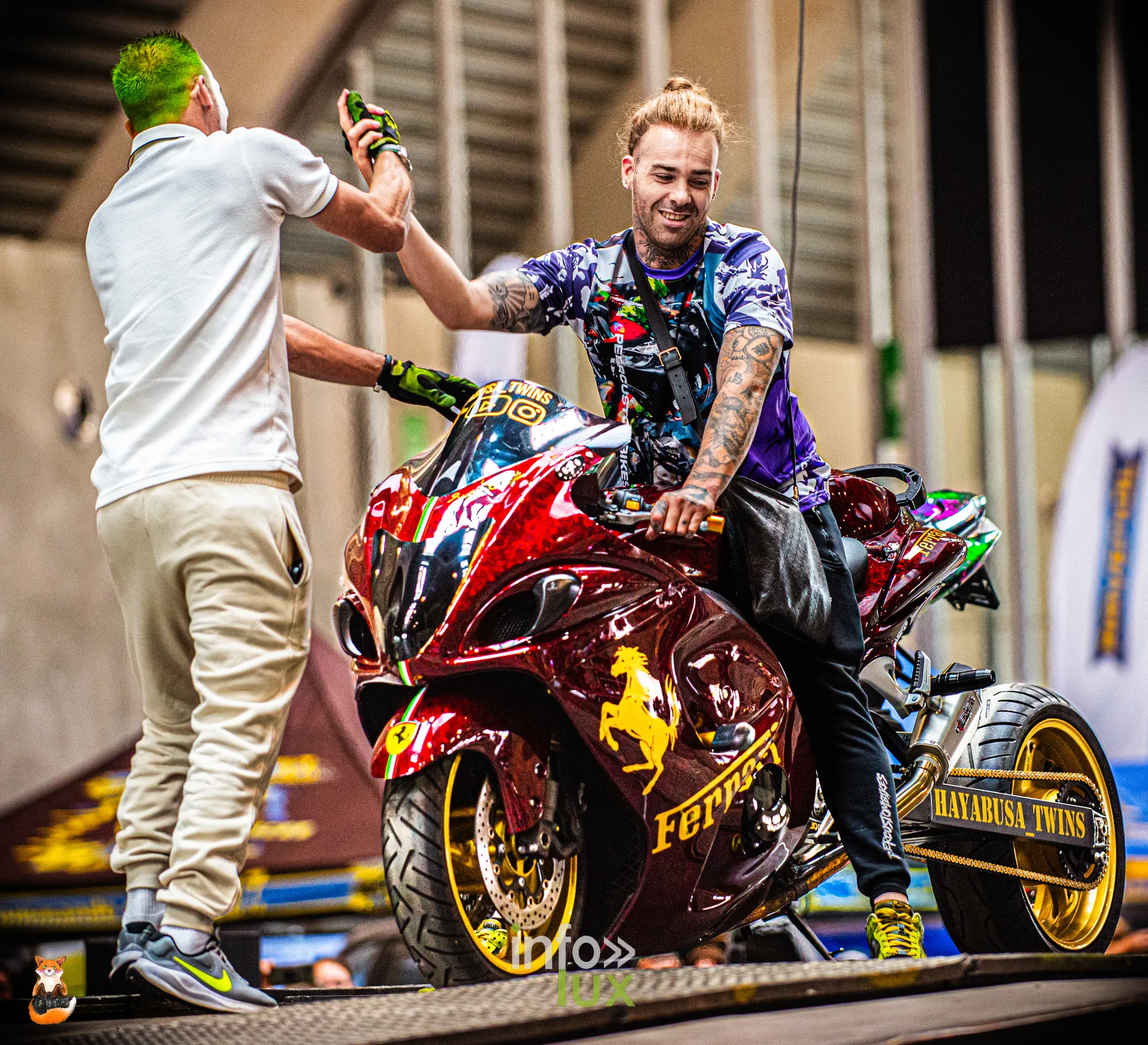 Suzuki Hayabusa rouge du duo Hayabusa Twins sur son stand au RMP Event de Mons