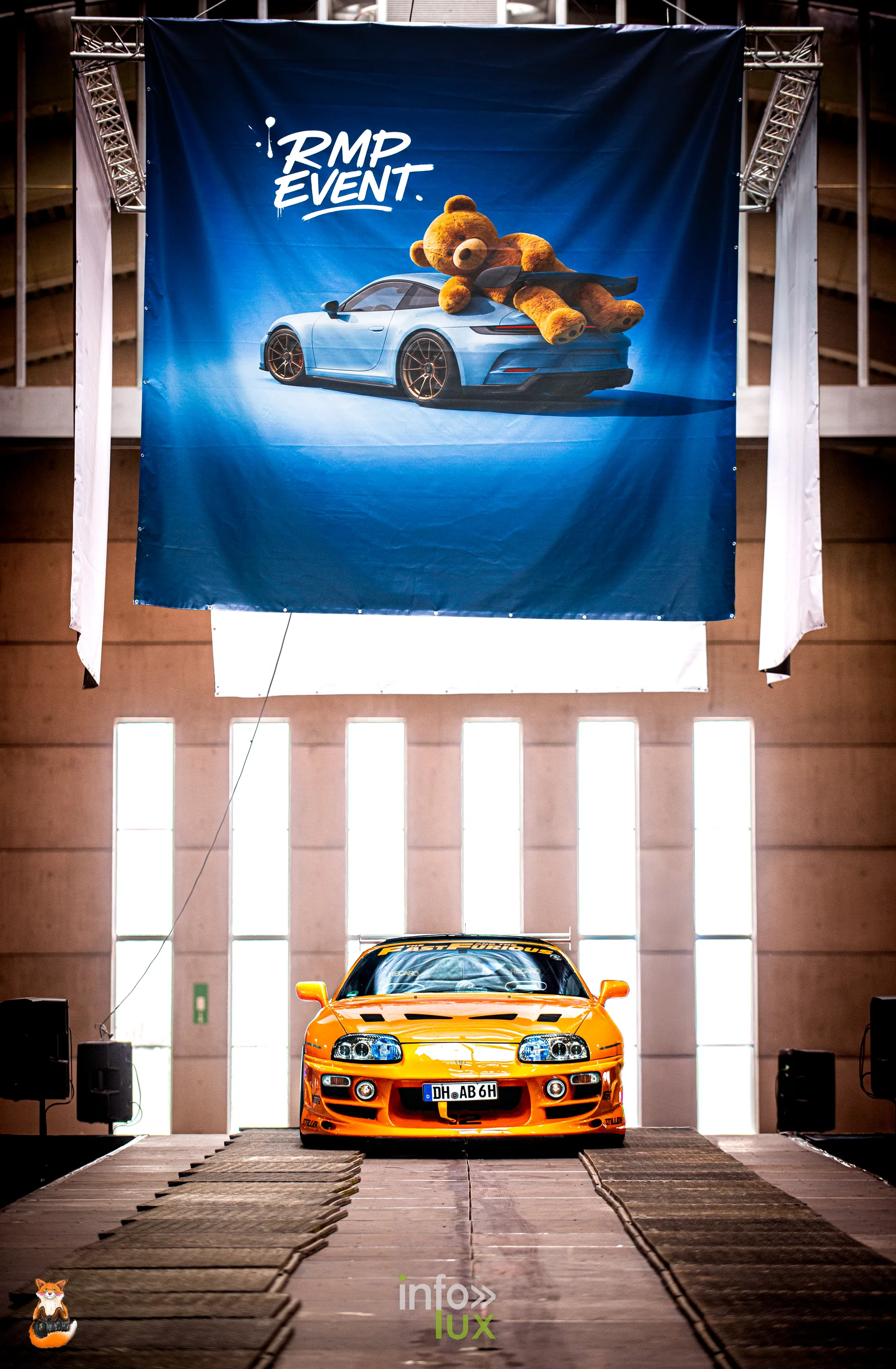 Toyota Supra jaune presentee sous la bache du RMP Event au Lotto Mons Expo