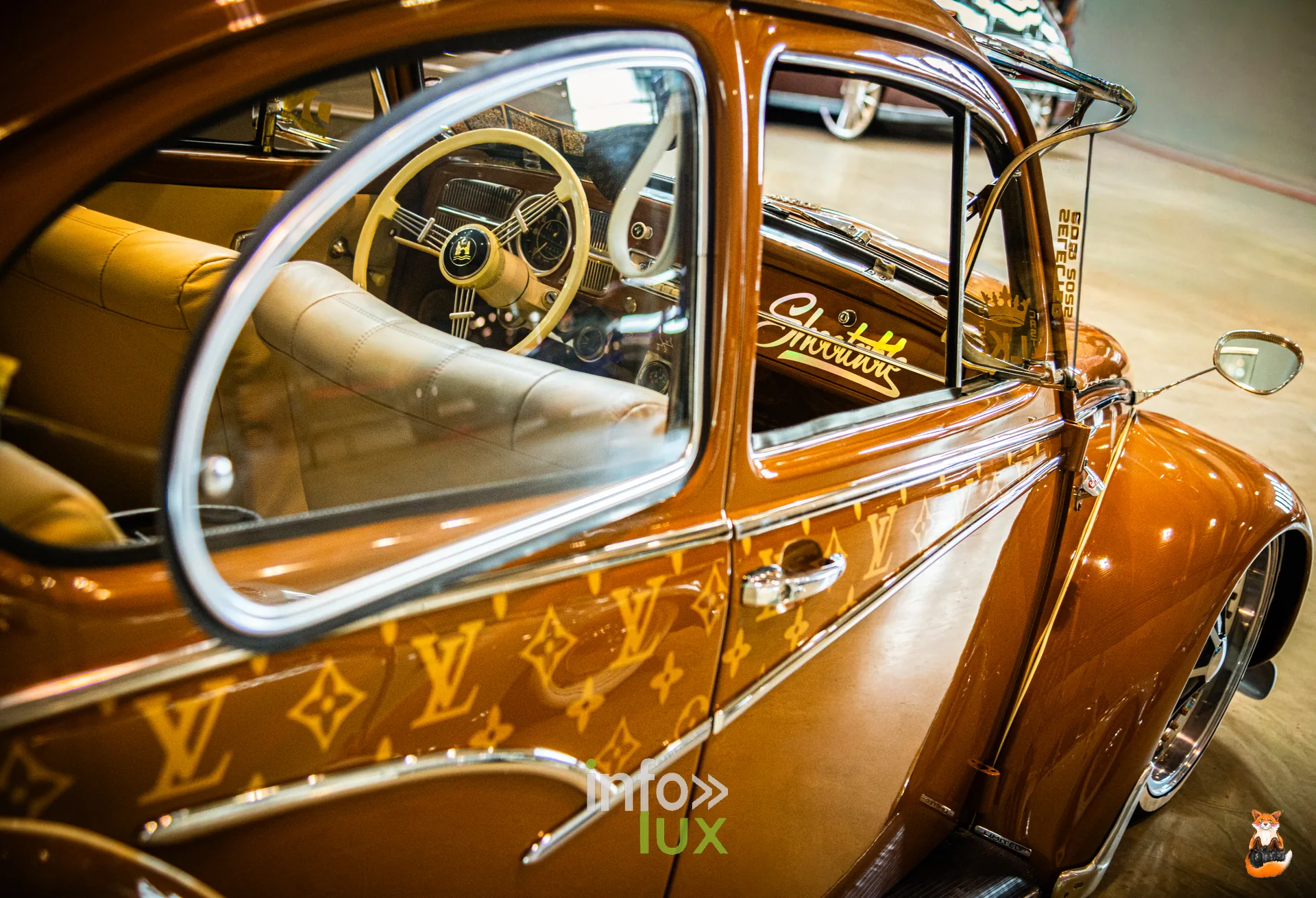 Volkswagen Coccinelle customisee doree exposee au RMP Event de Mons