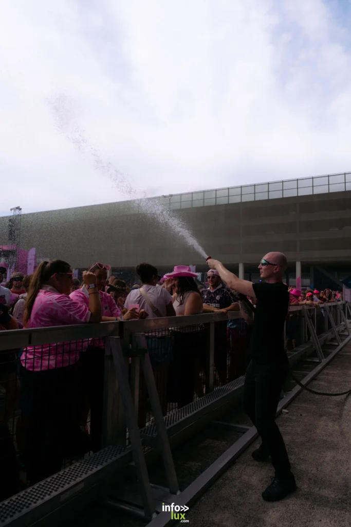 Festivaliers sous la chaleur lors de l'ouverture du Rose Festival 2026 à Toulouse