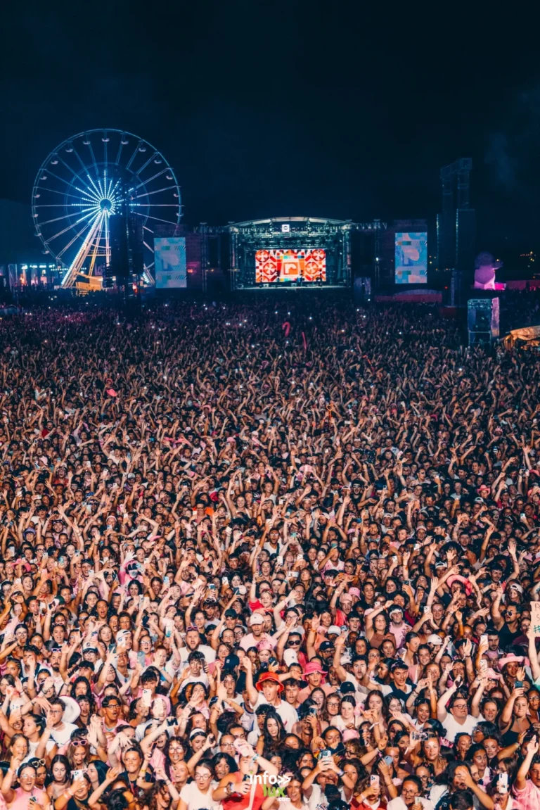 Public du Rose Festival 2026 à Toulouse devant les scènes