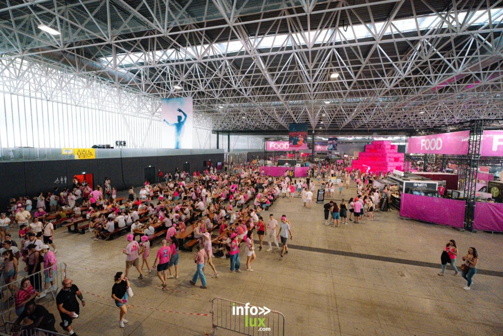Public dans la fête foraine intérieure du Rose Festival 2026