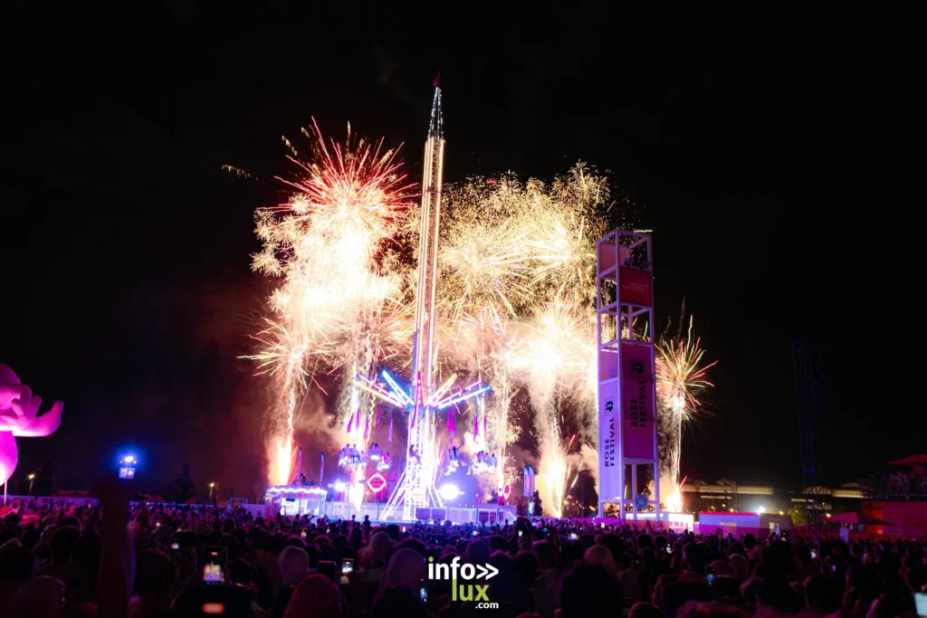 Feu d'artifice et public du Rose Festival 2026 à Toulouse