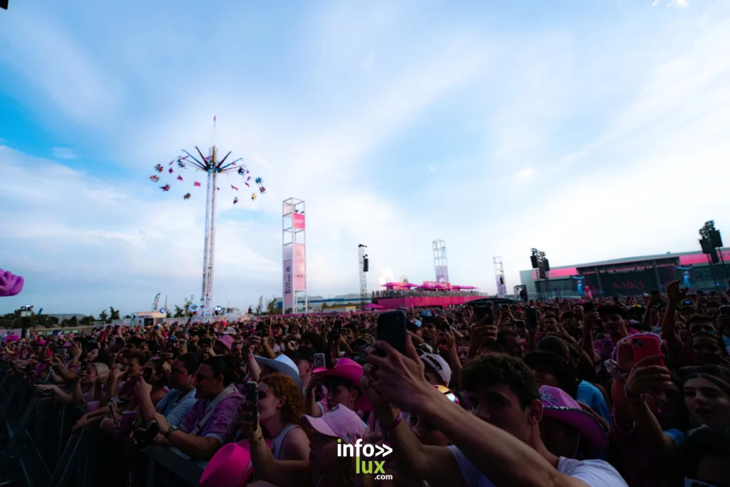 Foule devant les scènes du Rose Festival 2026 au MEETT de Toulouse