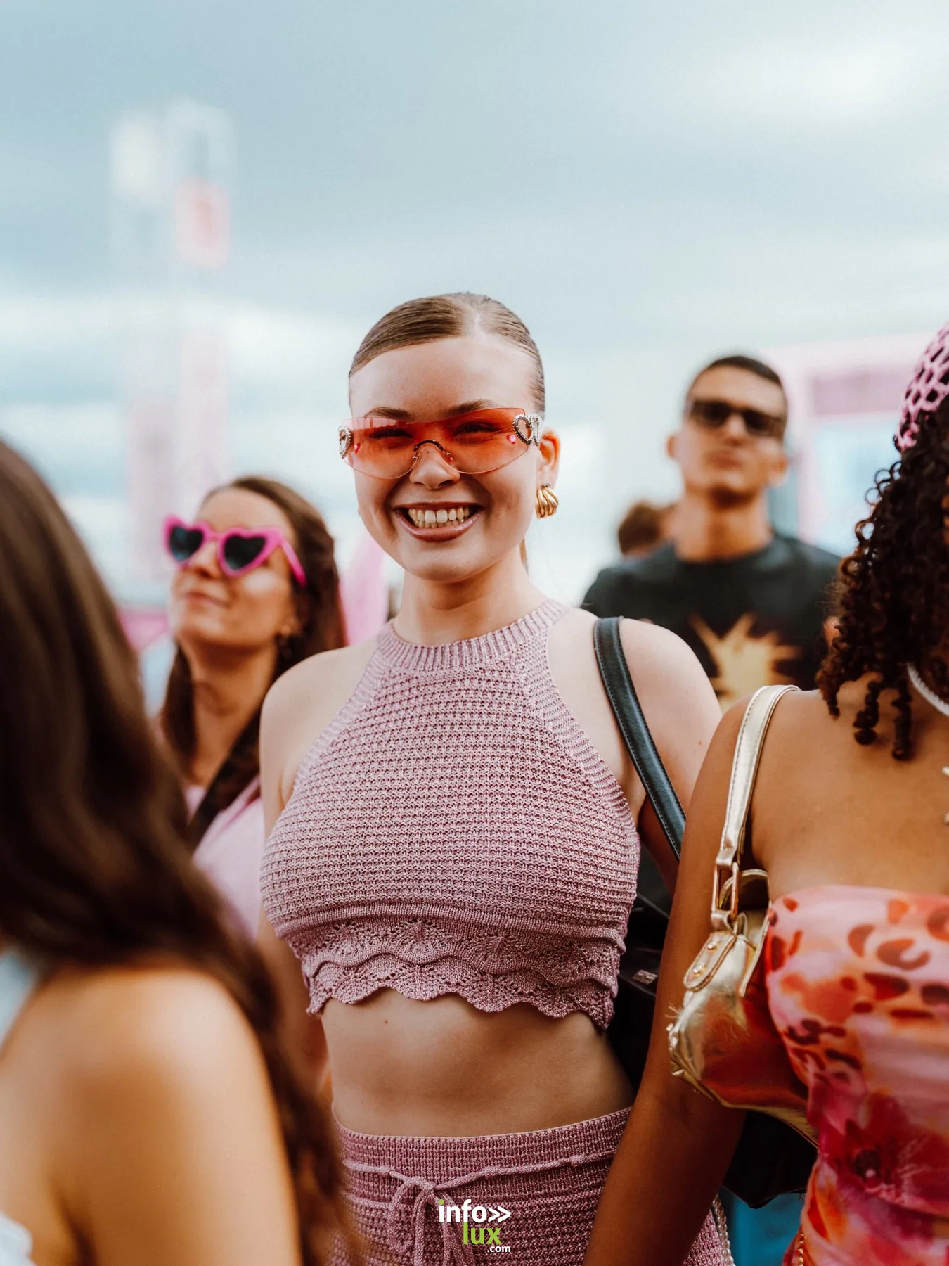 Tenue rose portée par une festivalière au Rose Festival