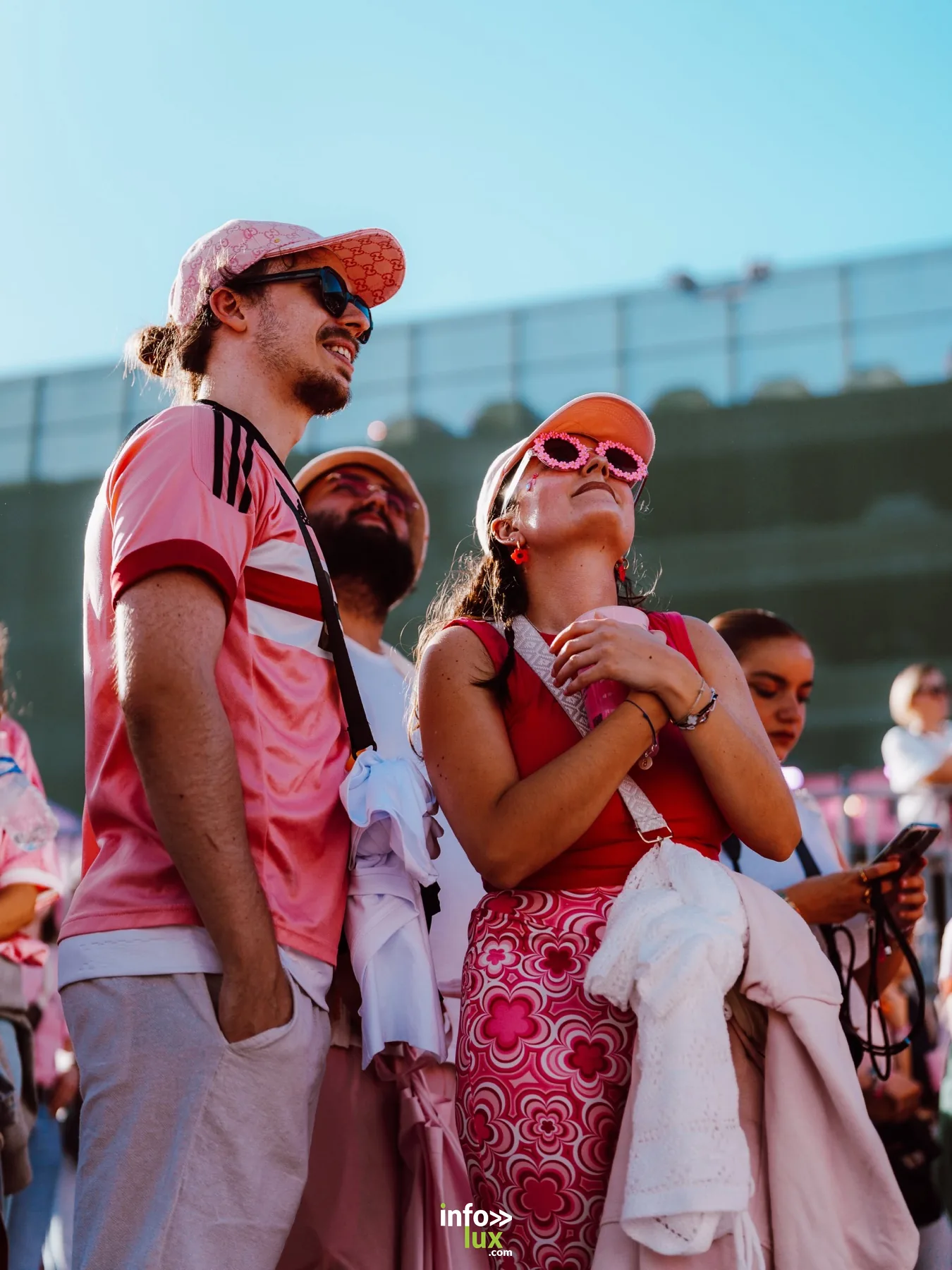 Festivaliers au soleil au Rose Festival de Toulouse