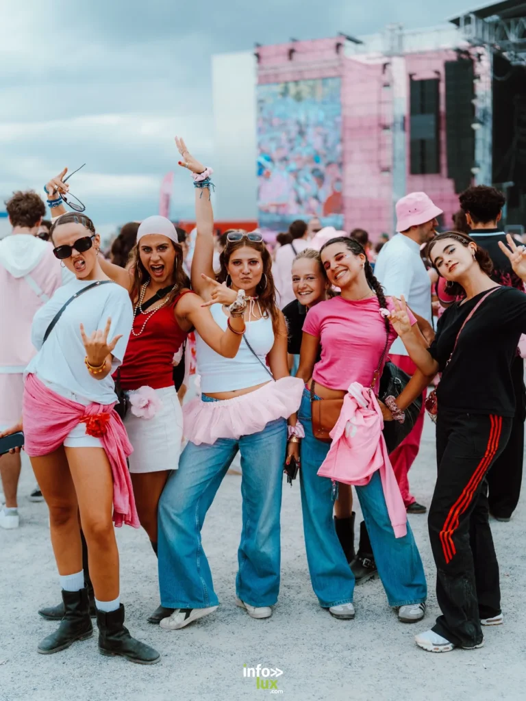 Groupe d’amies au Rose Festival 2026 près des espaces de restauration