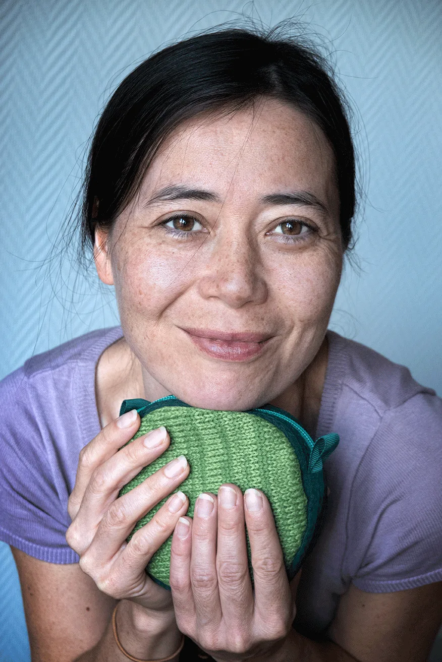 Portrait de Sabrina Lê, graphiste et artiste installée à Ottignies, fondatrice d'iziwiz