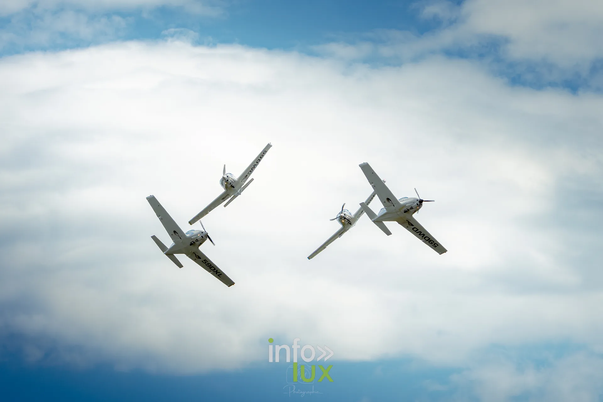 Saint-Hub'Airshow 2026 — Passage en formation serrée : la démonstration repose sur la synchronisation des pilotes