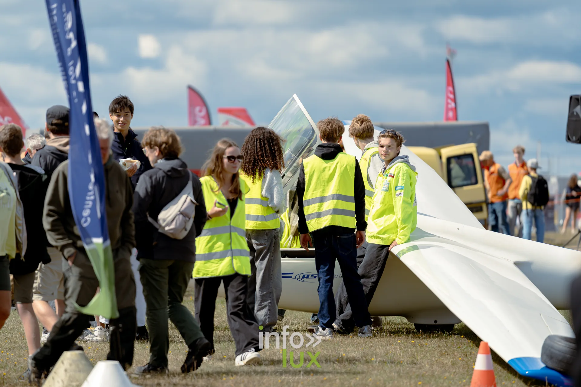 Saint-Hub'Airshow 2026 — Familles, passionnés et photographes installés autour des zones accessibles