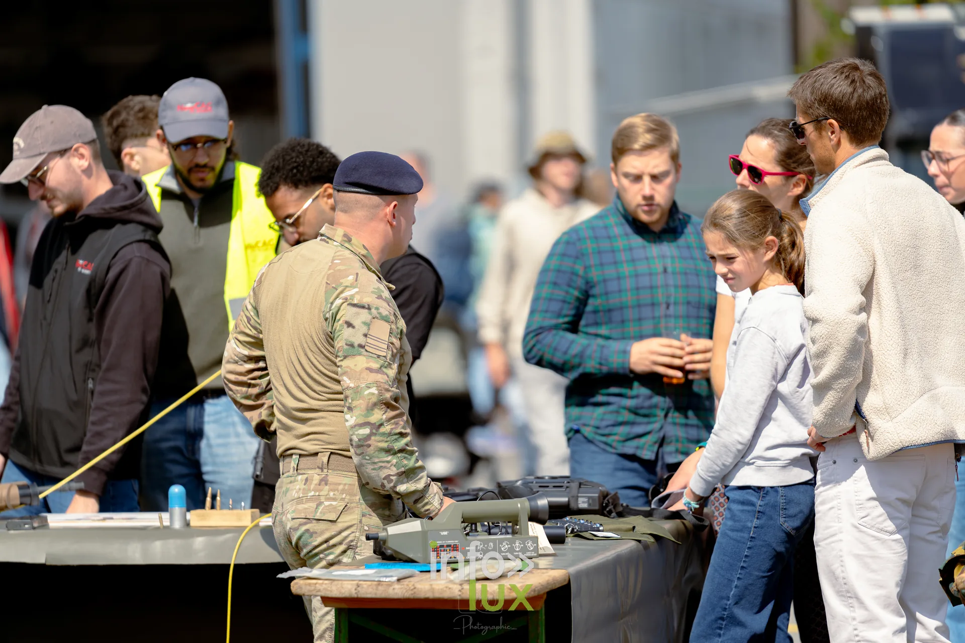 Saint-Hub'Airshow 2026 — Au sol, le public approche les appareils de près