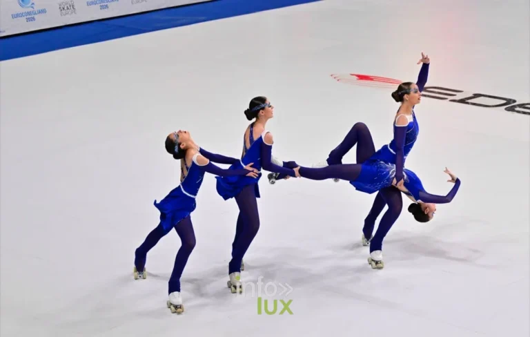 Le quartet Skate BeliSama du Stadium Braine Skating en pleine figure, en tenue bleue