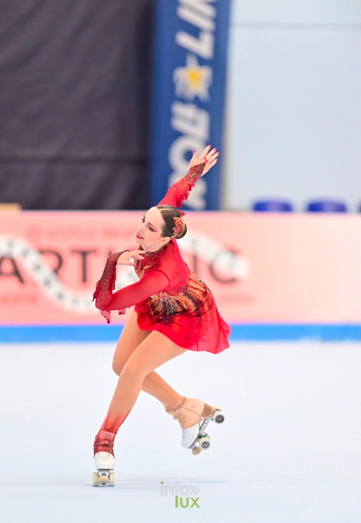 Sidney Rossel, coach et vice-présidente du Stadium Braine Skating, en tenue rouge sur la piste