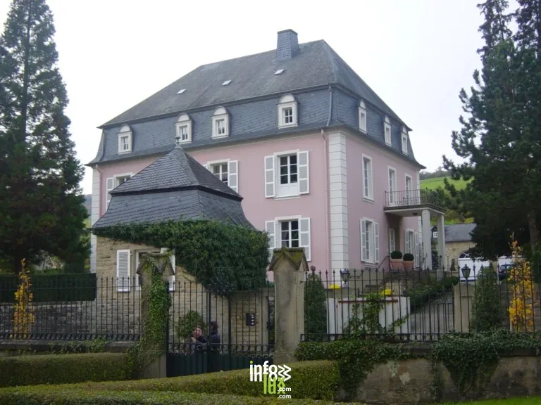 Château de Born : la demeure du XVIIIe siècle au bord de la Sûre frontalière
