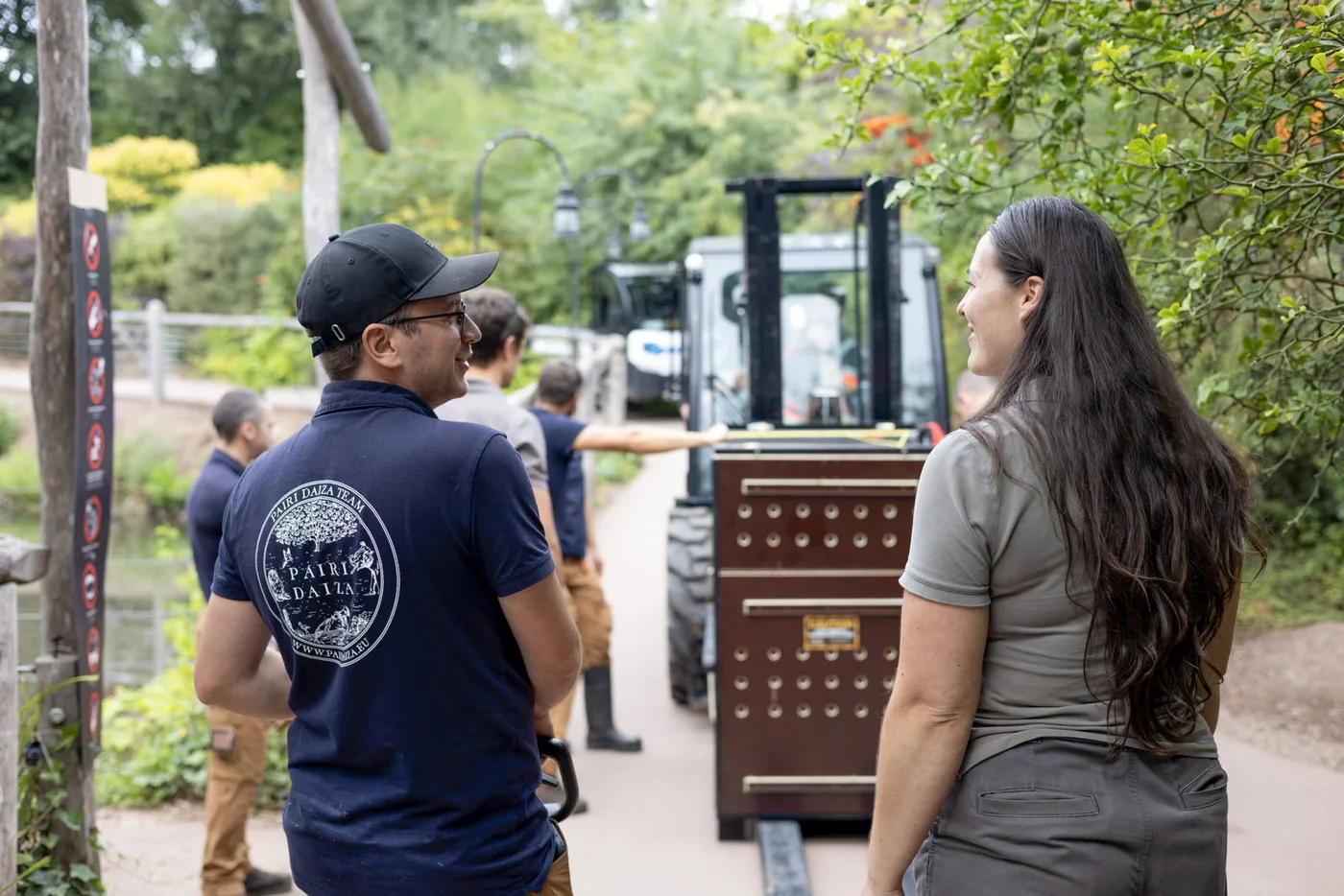 Une soigneuse du Howletts Wild Animal Park et un soigneur de Pairi Daiza le 25 août 2026