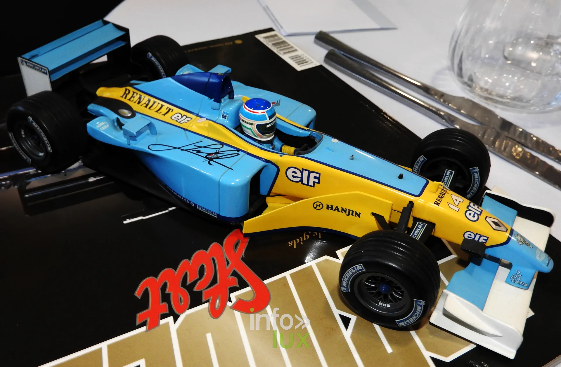Une maquette de F1 Renault dédicacée, souvenir des saisons de Jarno Trulli — Soirée dégustation des vins Jarno Trulli au restaurant Le Méridien, Strépy-Bracquegnies, le 23 août 2026