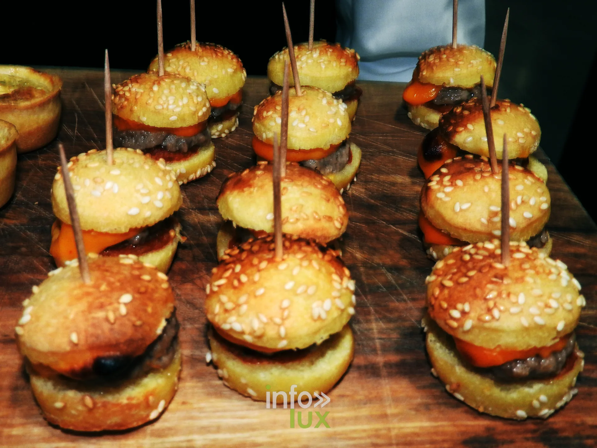 Mini-burgers de bienvenue — Soirée dégustation des vins Jarno Trulli au restaurant Le Méridien, Strépy-Bracquegnies, le 23 août 2026