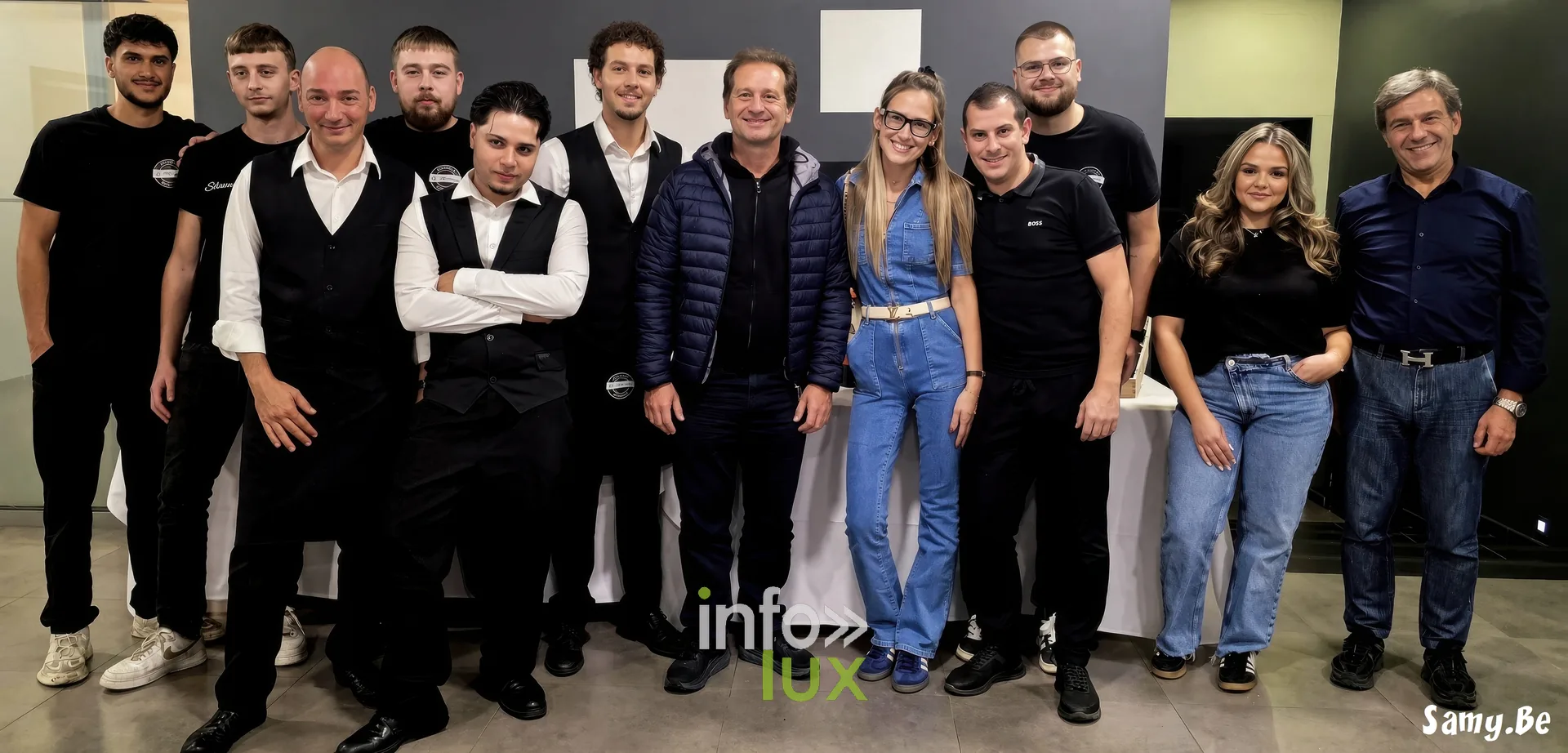 La photo de groupe qui clôt la soirée — Soirée dégustation des vins Jarno Trulli au restaurant Le Méridien, Strépy-Bracquegnies, le 23 août 2026