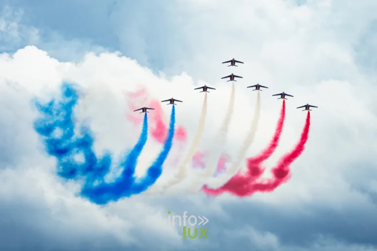 Un Alphajet de la Patrouille de France en démonstration au Somme International Airshow de Méaulte, fumigènes bleu blanc rouge