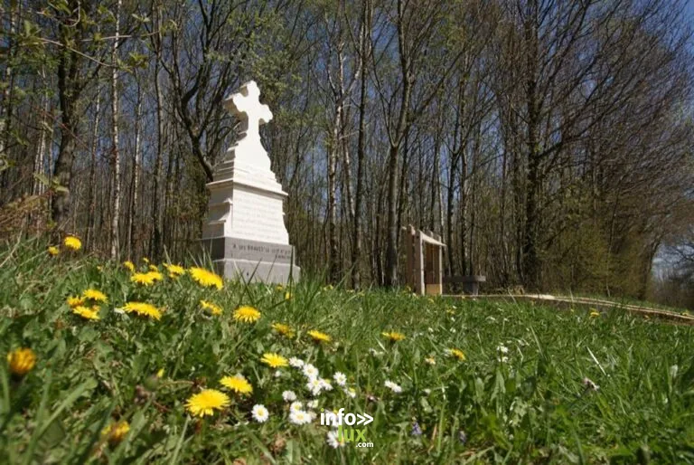 Stèle du colonel de Marolles à Noyers-Pont-Maugis
