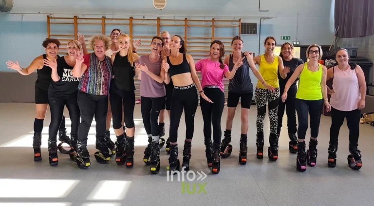 Le groupe Kangourou Fit de Step Touch, cours en bottes de rebond a Musson