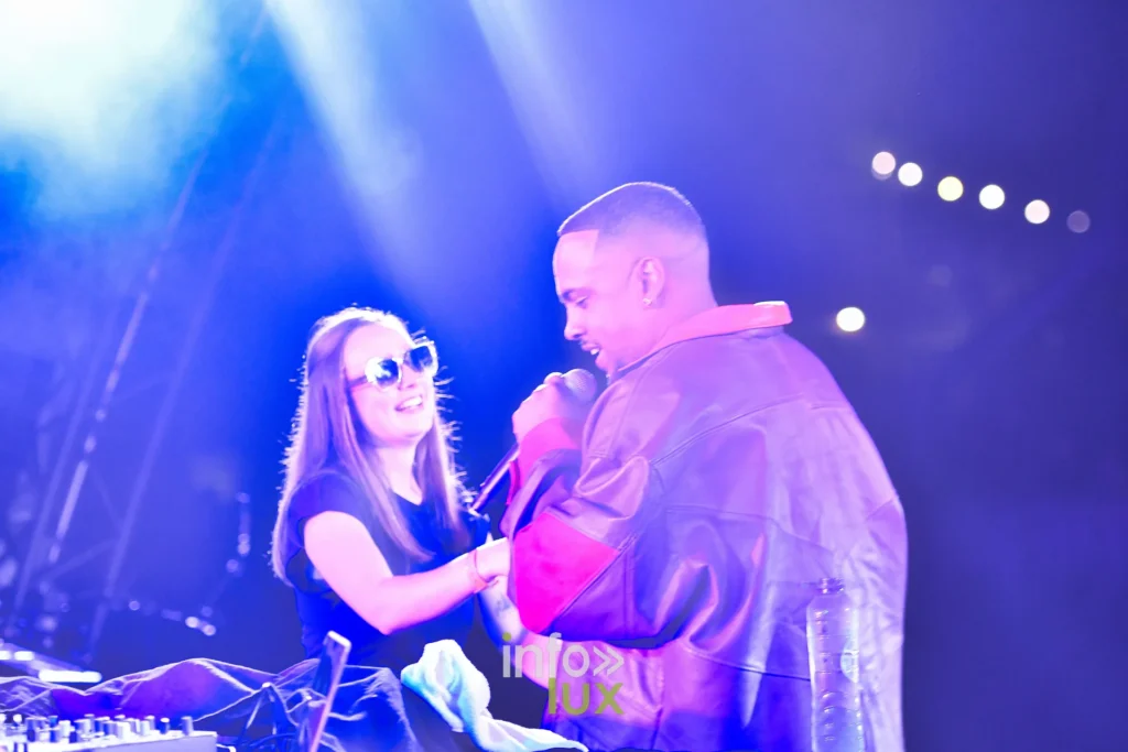 Colonel Reyel avec une festivalière montée sur la scène du Summer Lake Festival 2026 à Neufchâteau