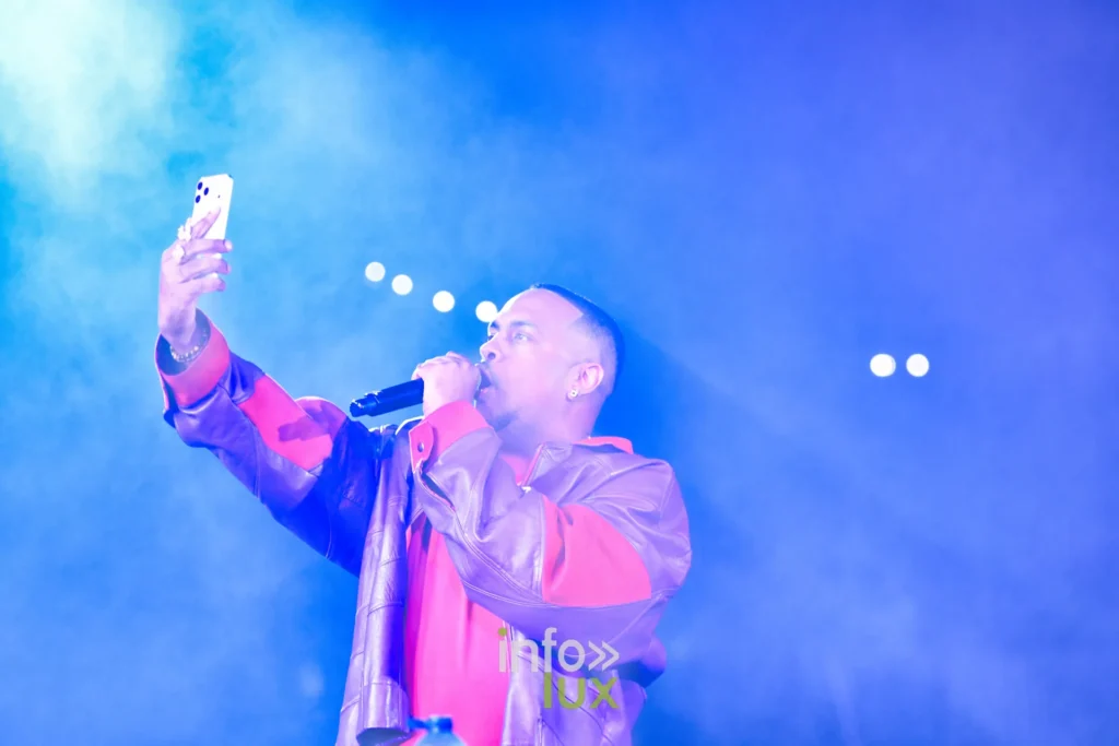 Colonel Reyel filme le public avec son téléphone au Summer Lake Festival 2026 à Neufchâteau