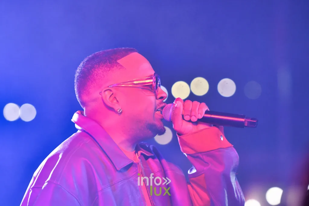 Gros plan sur Colonel Reyel au micro au Summer Lake Festival 2026 à Neufchâteau