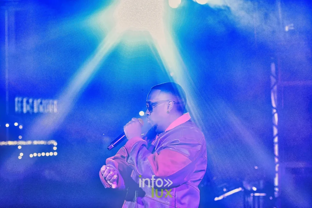 Colonel Reyel dans un faisceau de lumière bleue au Summer Lake Festival 2026 à Neufchâteau