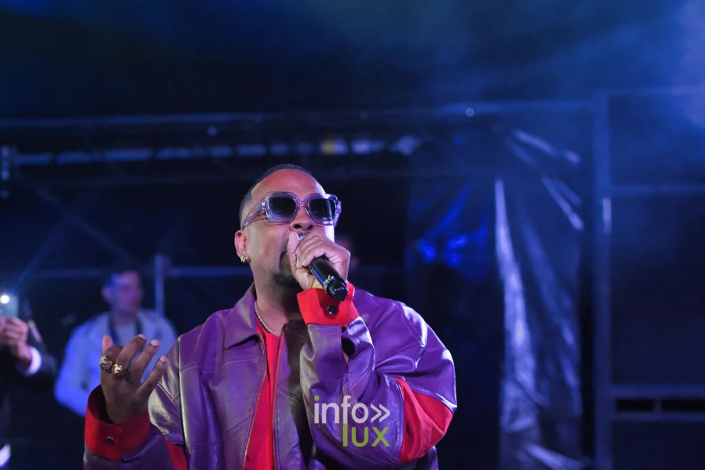 Colonel Reyel au micro, lunettes de soleil, au Summer Lake Festival 2026 à Neufchâteau