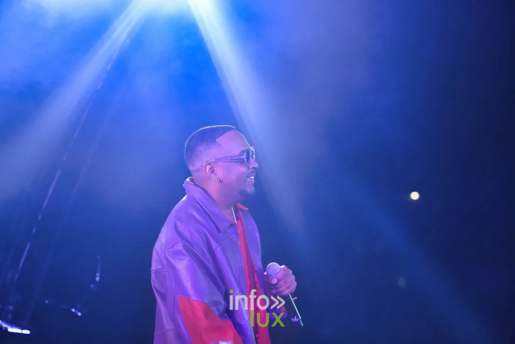 Colonel Reyel de profil dans la lumière bleue au Summer Lake Festival 2026 à Neufchâteau