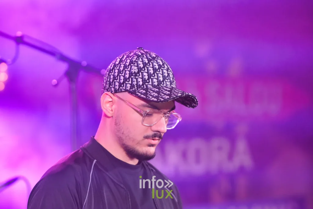 DJ du set derrière ses platines au Summer Lake Festival 2026 à Neufchâteau