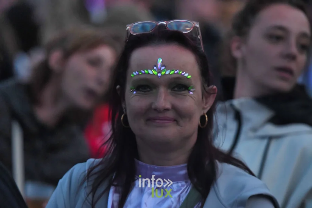 Festivalière maquillée de strass verts au Summer Lake Festival 2026 à Neufchâteau