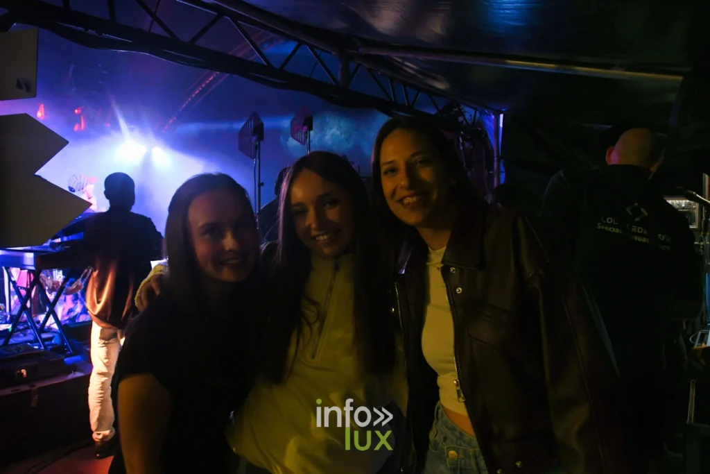 Trois festivalières posent pour une photo souvenir au Summer Lake Festival 2026 à Neufchâteau
