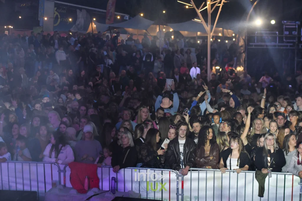 Foule les mains en l’air derrière les barrières du Summer Lake Festival 2026 à Neufchâteau