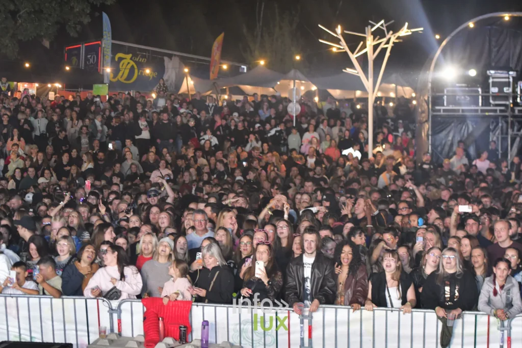 Vue large de la foule de nuit au Summer Lake Festival 2026 à Neufchâteau