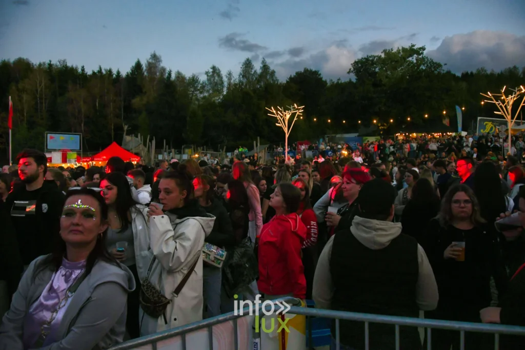Foule du Summer Lake Festival 2026 sur la plaine de Neufchâteau au crépuscule