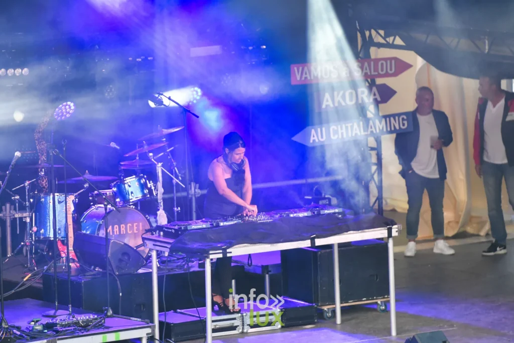 DJ aux platines de la Main Stage du Summer Lake Festival 2026 à Neufchâteau en début de soirée