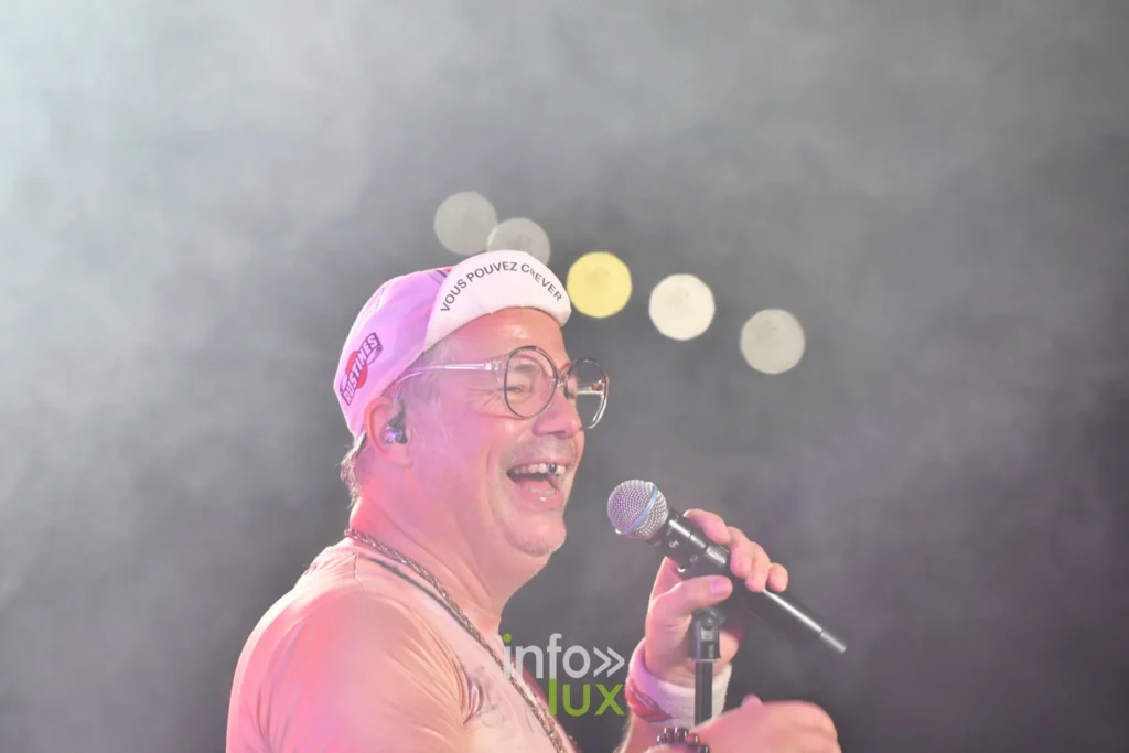 Chanteur des Gauff’ hilare au micro au Summer Lake Festival 2026 à Neufchâteau