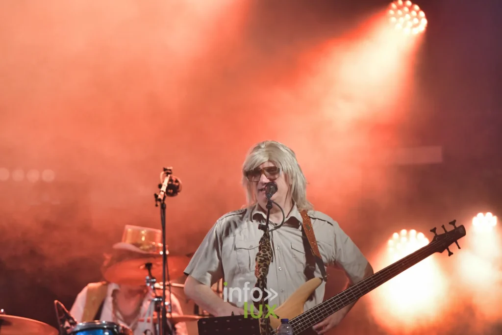 Bassiste des Gauff’ en perruque blonde au Summer Lake Festival 2026 à Neufchâteau