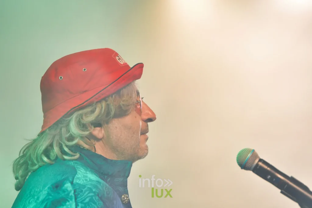 Musicien des Gauff’ en bob rouge et perruque au Summer Lake Festival 2026 à Neufchâteau