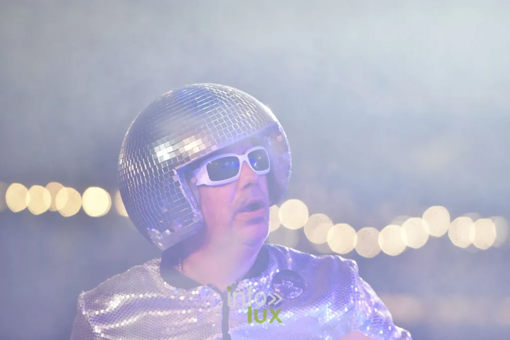 Chanteur des Gauff’ en costume à paillettes et boule à facettes, Summer Lake Festival 2026 à Neufchâteau