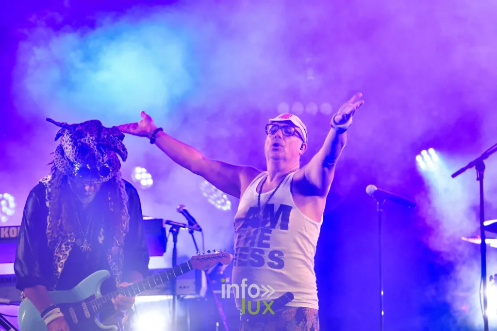 Chanteur des Gauff’ bras ouverts sur scène au Summer Lake Festival 2026 à Neufchâteau